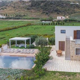 4 bedroom villa with infinity pool, Alcamo, sleeps 6-8